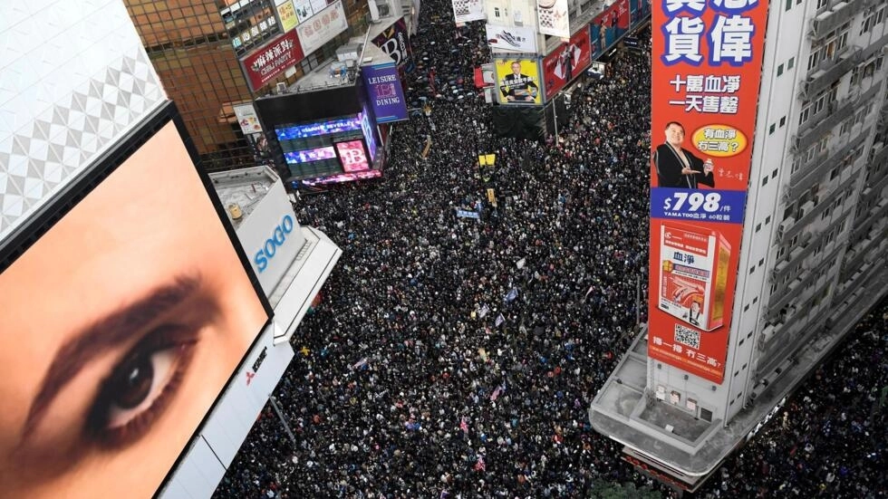 习近平独裁暴政观察：香港八十万人上街了 习近平该想一想了