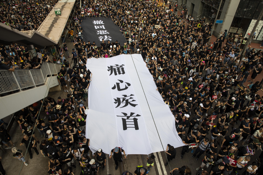 习近平独裁暴政观察：香港人为何誓不退让　“反送中”反的是什么
